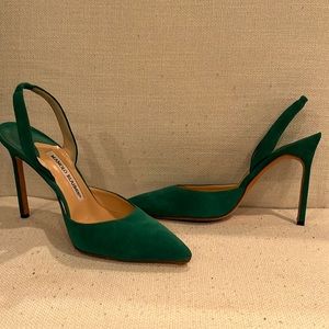 Manolo Blahnik Carolyn 90 Emerald green suede sling back heels.